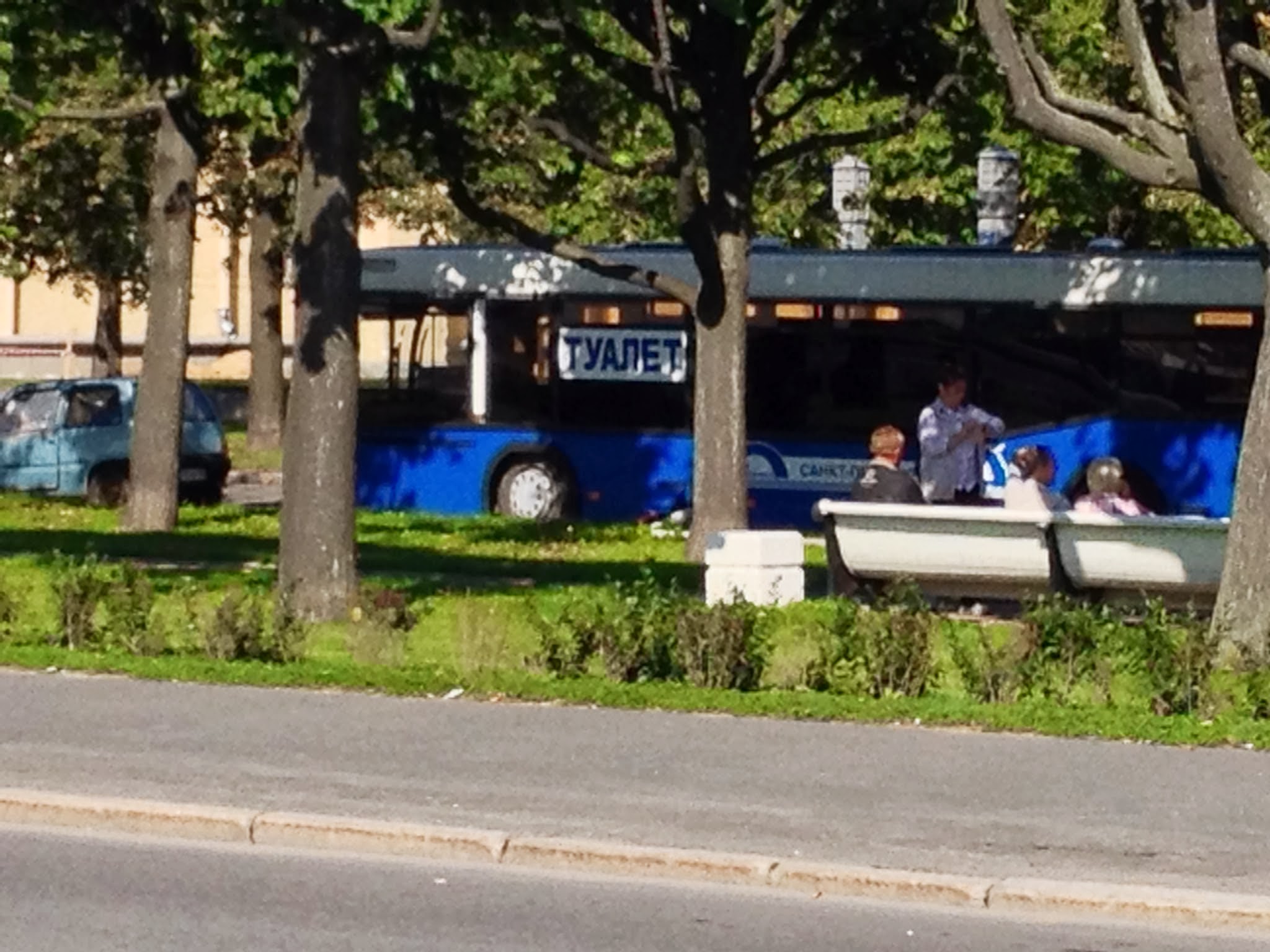 Autobus přestavěný na toalety v Rusku